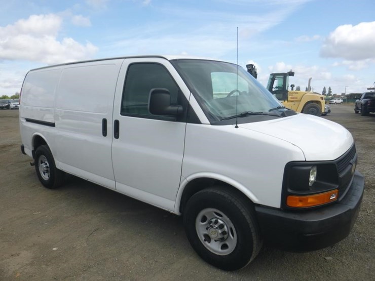 2010-chevrolet-express-2500-image-2