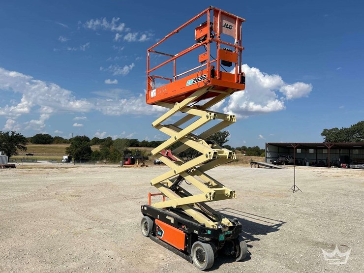 jlg-scissor-lift-image-2