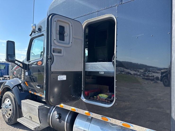 2018-peterbilt-579-image-28