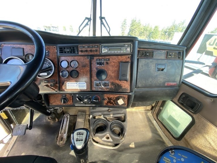 2004-kenworth-w900-image-16