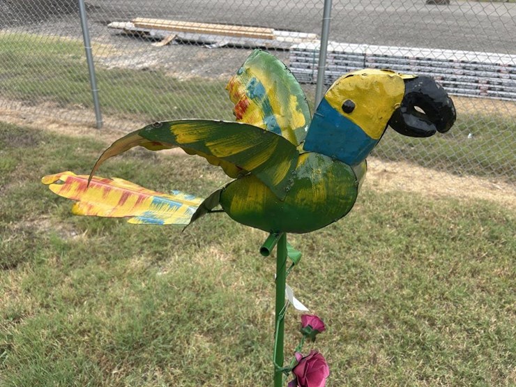 #125-•-metal-art---parrot-on-stand-w/pink-flowers-image-2