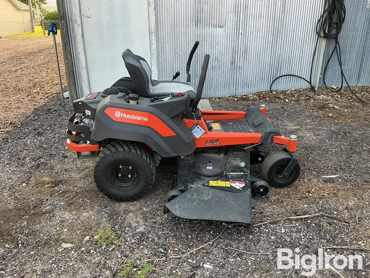 husqvarna-z-254f-zero-turn-lawn-mower-image-4