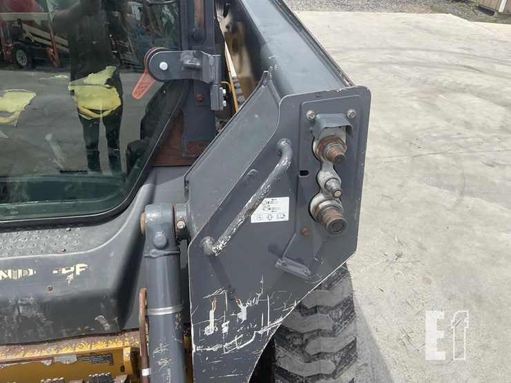 2016-deere-318e-image-11