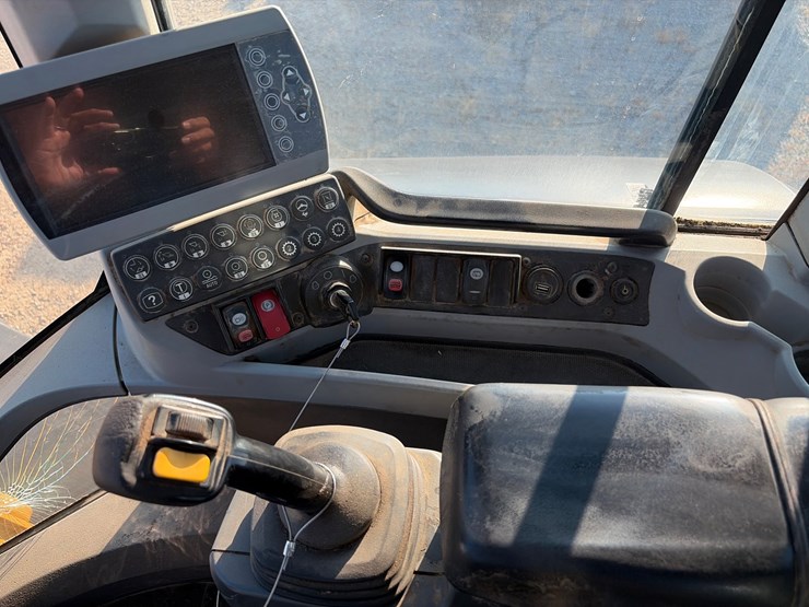 2015-caterpillar-924k-image-16