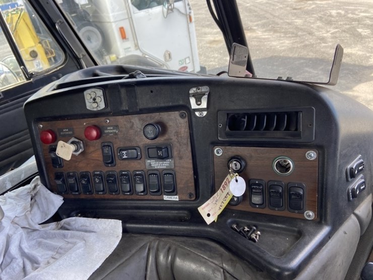 2012-peterbilt-320-image-17