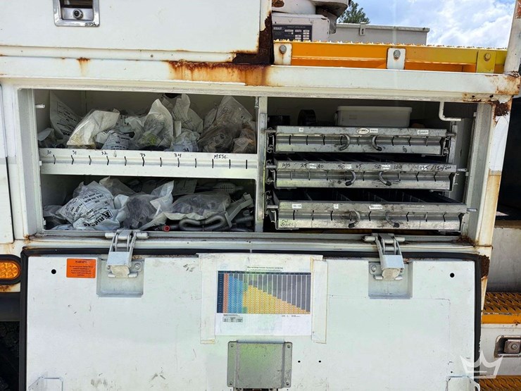2011-freightliner-m2-106-image-29