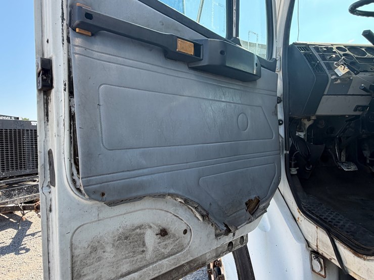 1997-freightliner-fl112-image-16