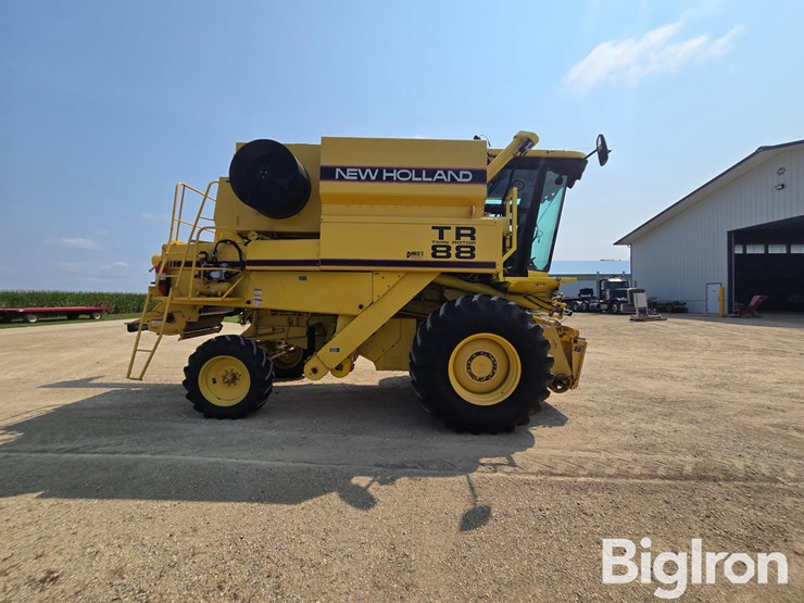 1996-new-holland-tr88-image-4