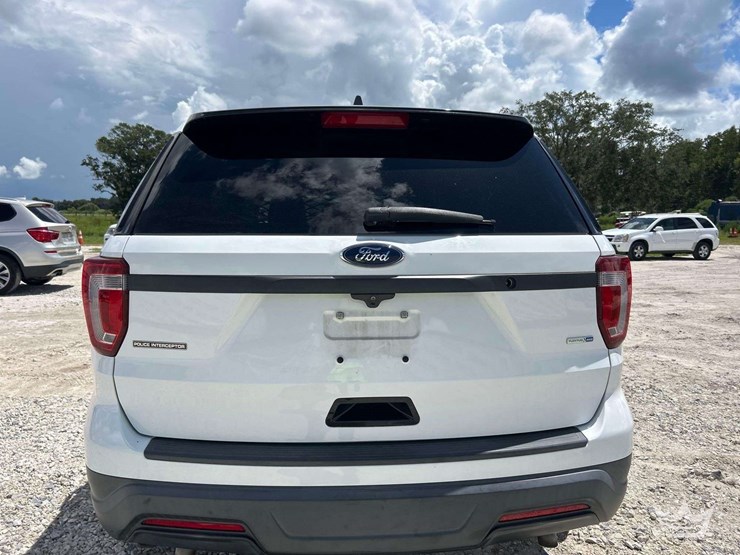 2018-ford-explorer-image-24