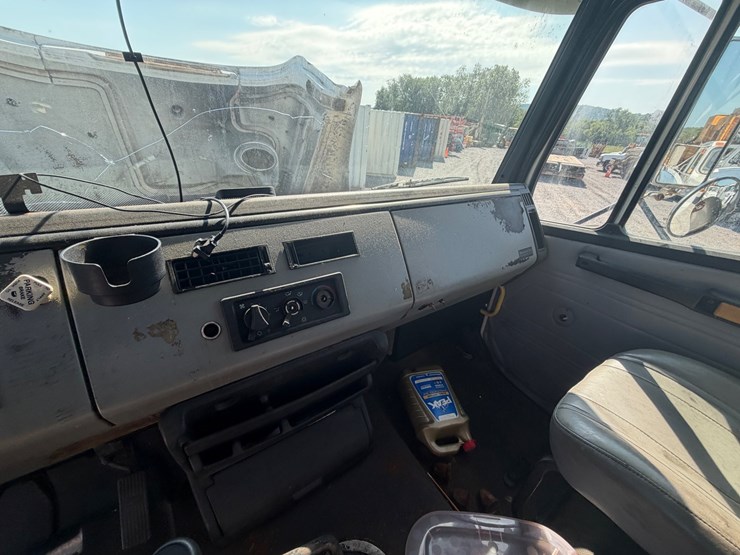 1997-freightliner-fl112-image-18