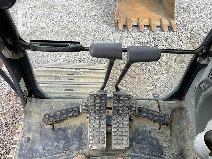 2015-deere-350g-lc-image-16