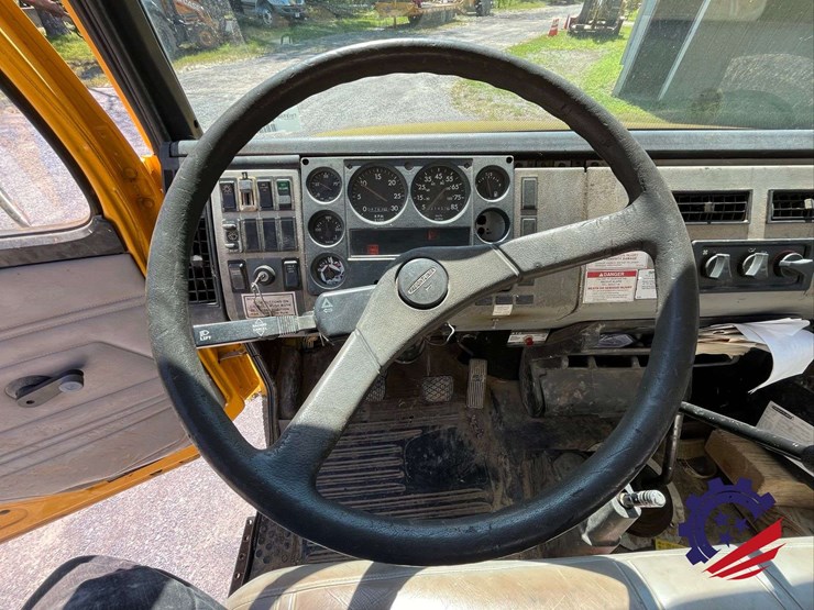 1999-freightliner-fl70-image-79