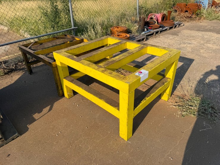 (2)-4’-metal-tables/stands-image-1