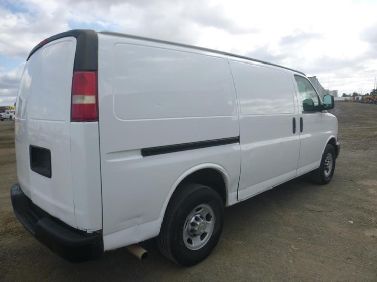 2010-chevrolet-express-2500-image-3