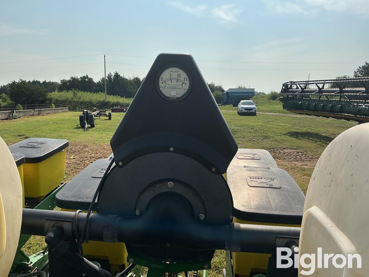 john-deere-1750-image-11