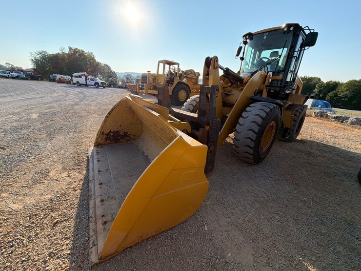 2015-caterpillar-924k-image-1