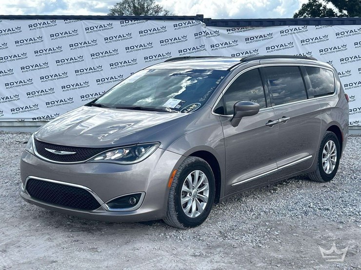 2017-chrysler-pacifica-image-1
