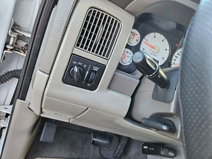 2004-dodge-ram-2500-image-32