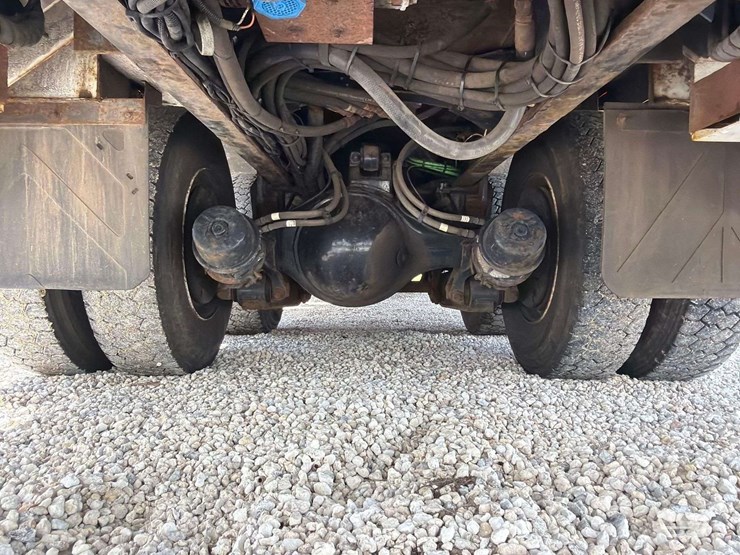 2011-freightliner-m2-106-image-24
