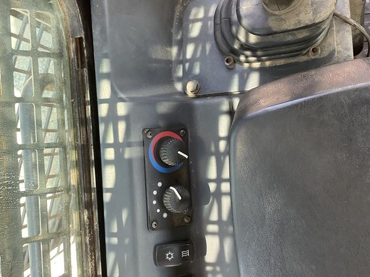 2012-deere-700k-lgp-image-13