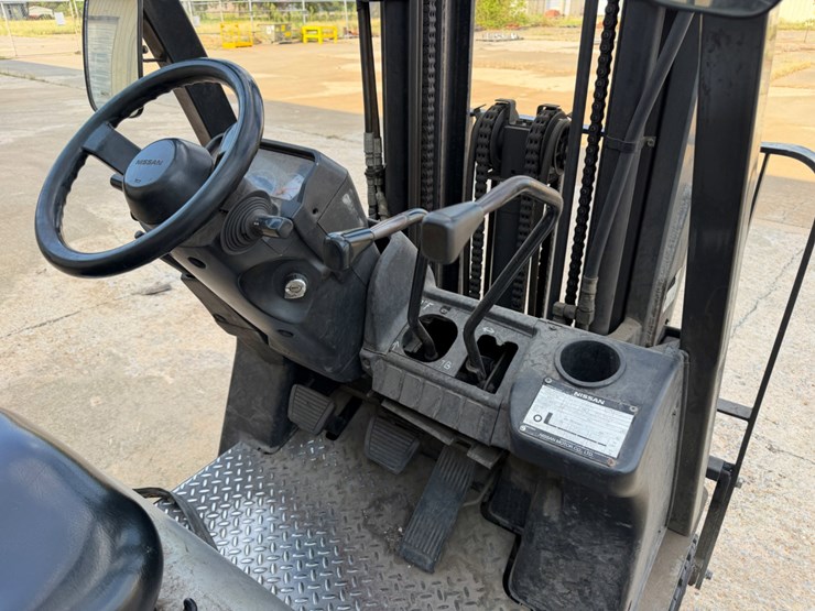 nissan-4400-warehouse-pallet-forklift-image-6