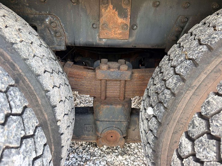 2011-freightliner-m2-106-image-26