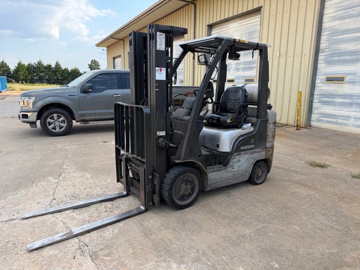 nissan-4400-warehouse-pallet-forklift-image-2