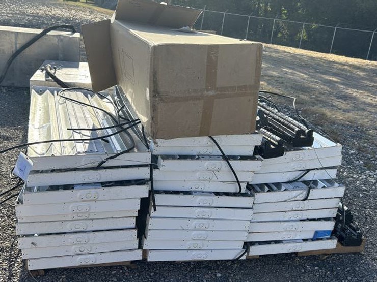 #2-•-high-bay-fluorescent-lights-&-black-light-bundle-image-2