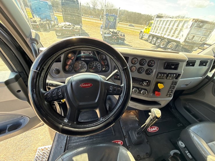 2018-peterbilt-579-image-22