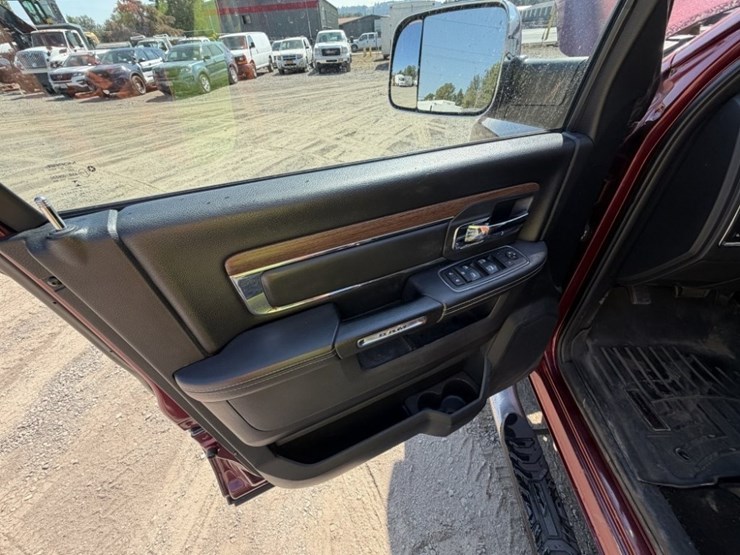 2017-ram-1500-laramie-image-30