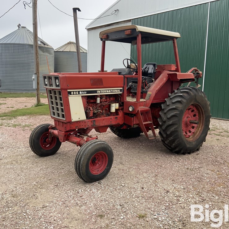 1977 INTERNATIONAL 886
