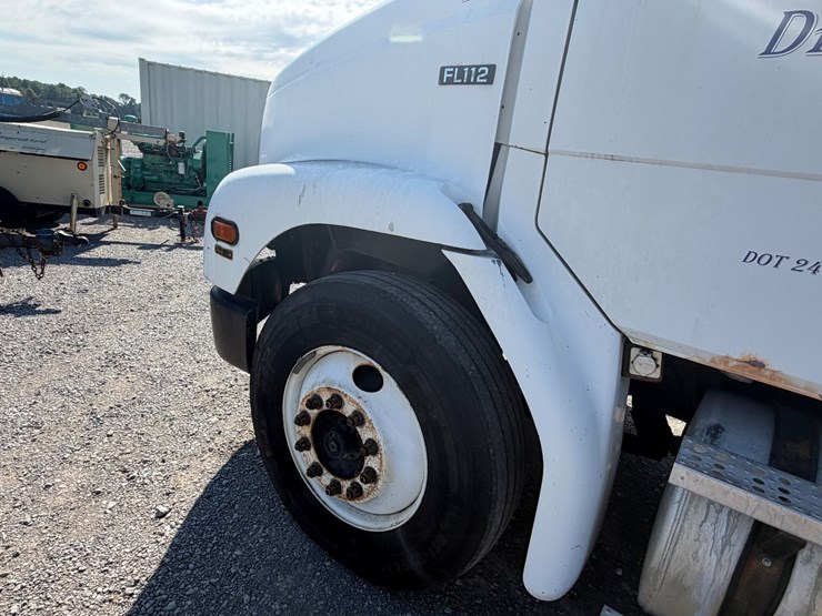 1997-freightliner-fl112-image-13