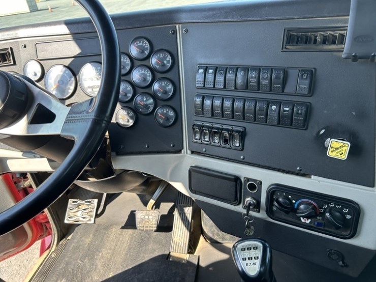 2015-western-star-4900sb-image-23
