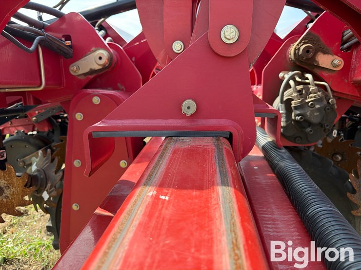 2015-titan-yieldtrac-tm24r-30-precision-tracked-planter-image-16