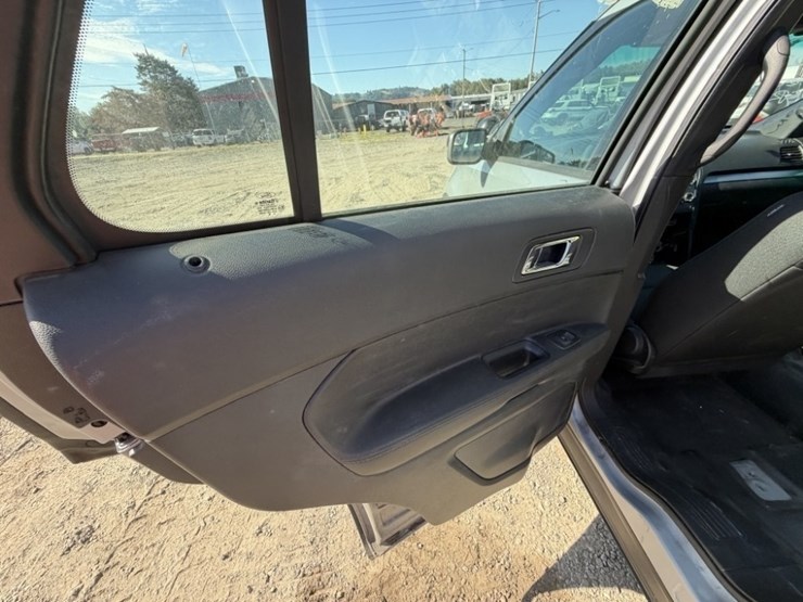 2016-ford-explorer-image-30