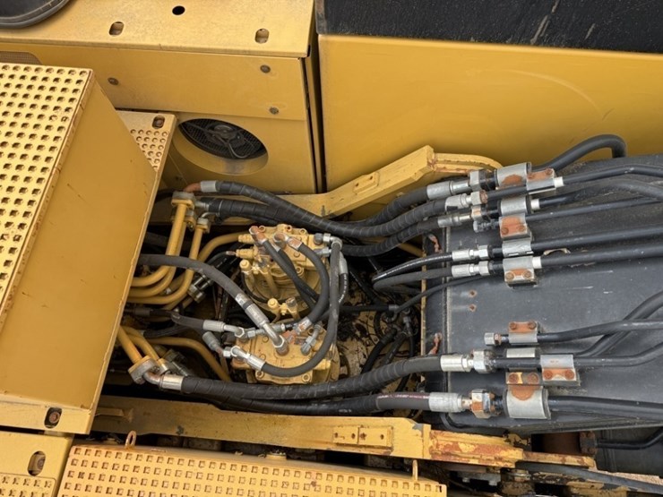2013-caterpillar-568-image-26