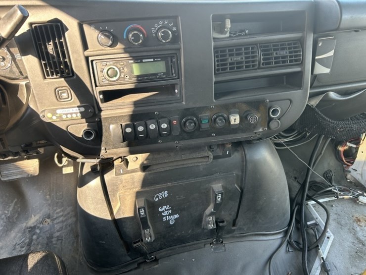 2016-chevrolet-express-paratransit-bus-image-15