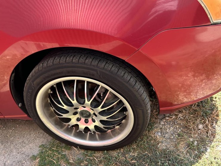 #215-•-2010-ford-focus-image-13