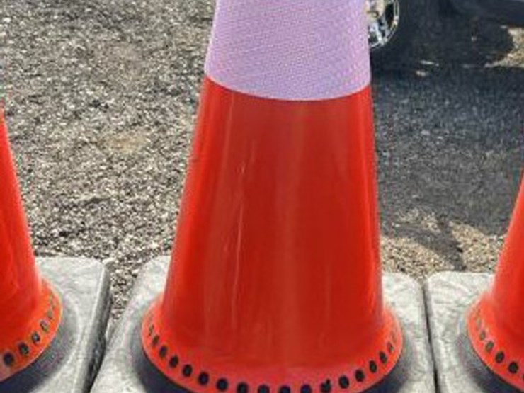 #191-•-(18)-traffic-safety-cones-image-1