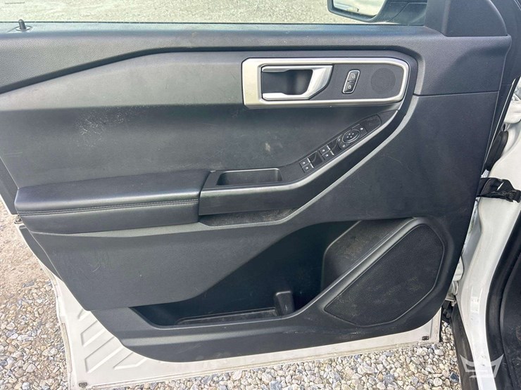 2020-ford-explorer-image-11