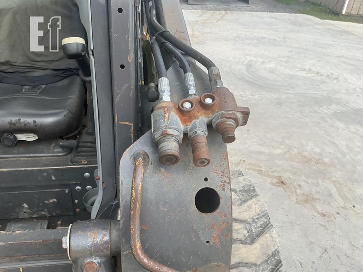 2015-new-holland-l220-image-11