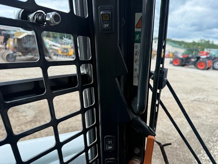 2022-bobcat-s850-image-25