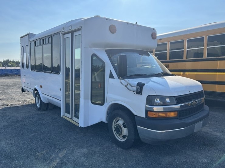 2016-chevrolet-express-paratransit-bus-image-7