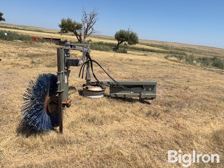 douglas-welding-&-machine-feed-bunk-sweeper-skid-steer-attachment-image-2