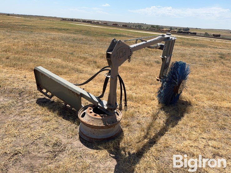 douglas-welding-&-machine-feed-bunk-sweeper-skid-steer-attachment-image-5