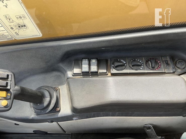 2014-caterpillar-th407c-image-12