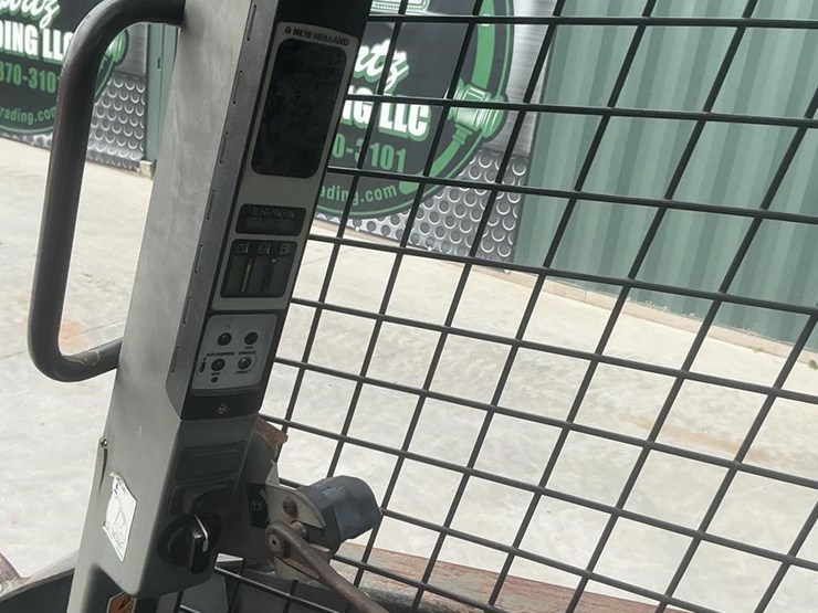 2015-new-holland-l220-image-13