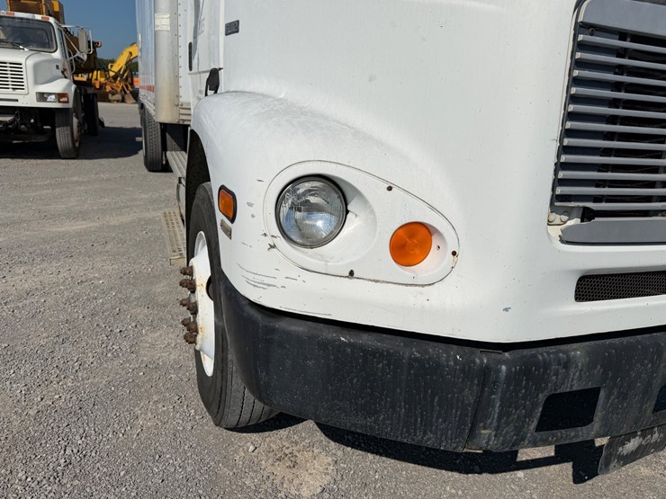 1997-freightliner-fl112-image-15
