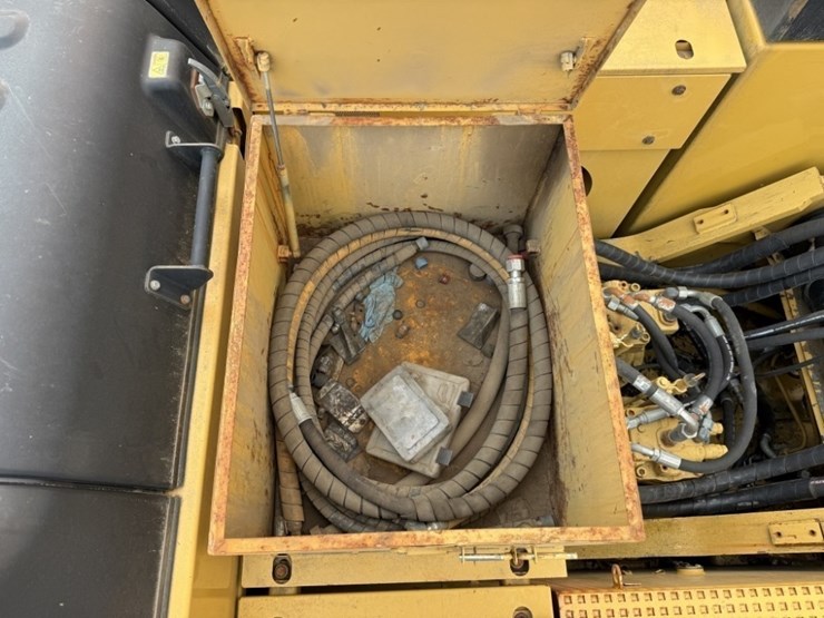 2013-caterpillar-568-image-22