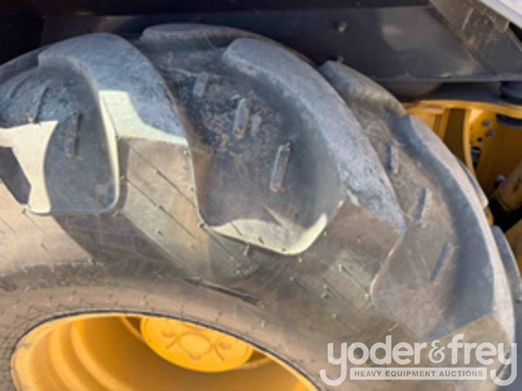 2022-deere-410l-image-8